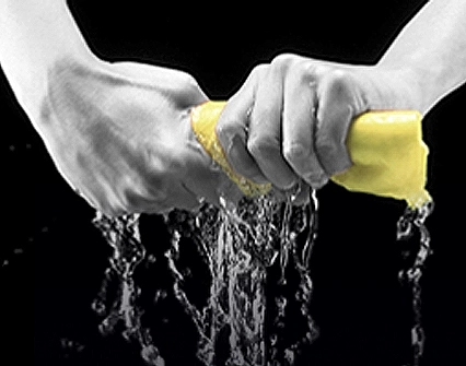 unas masnos escurriendo una gamuza de pva amarilla