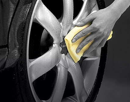 gamuza pva secando la llante de un vehiculo